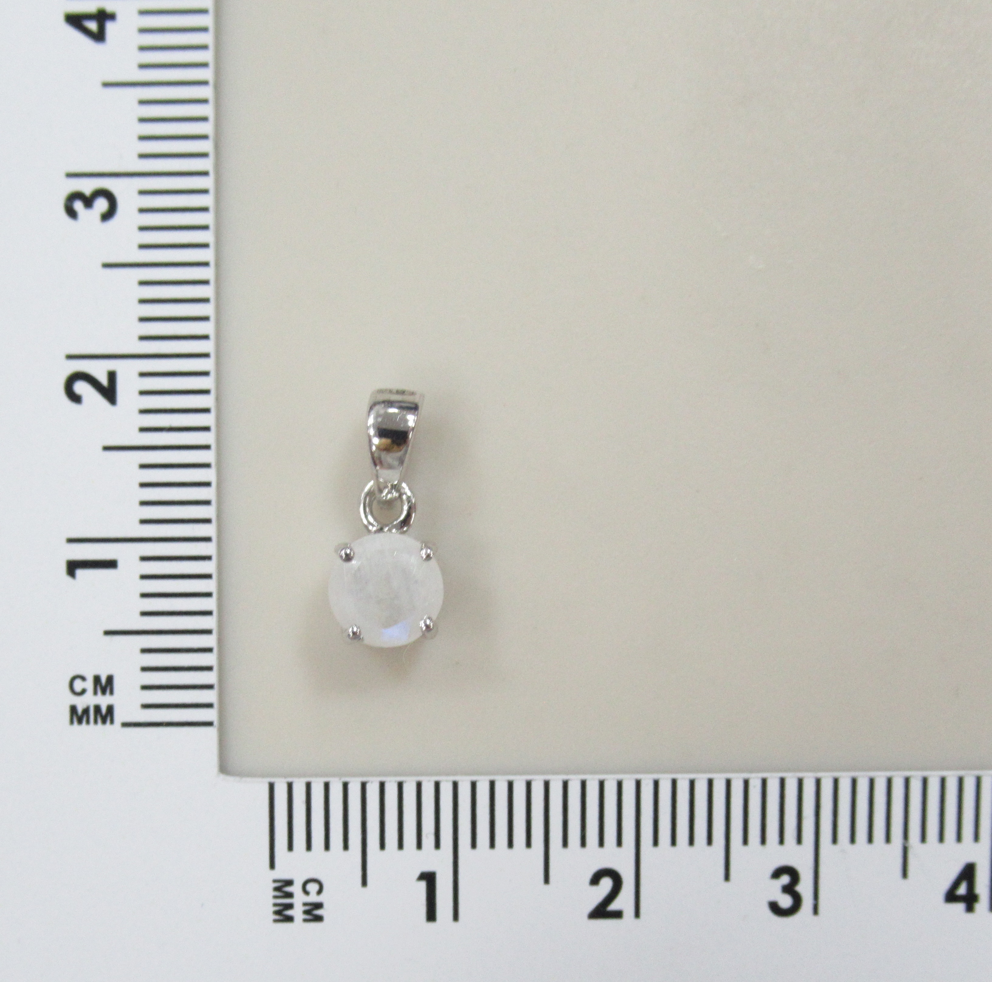 Серебряная подвеска с лунным камнем